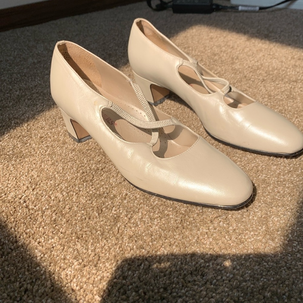 All leather, pearl in color, size 7.5. One scuff mark that can be easily removed